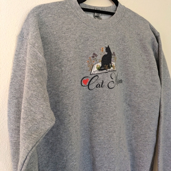 Gildan Cat Mom Gray Sweatshirt Fleece Lined Women's size M Cat Lover BookTok - Picture 4 of 7